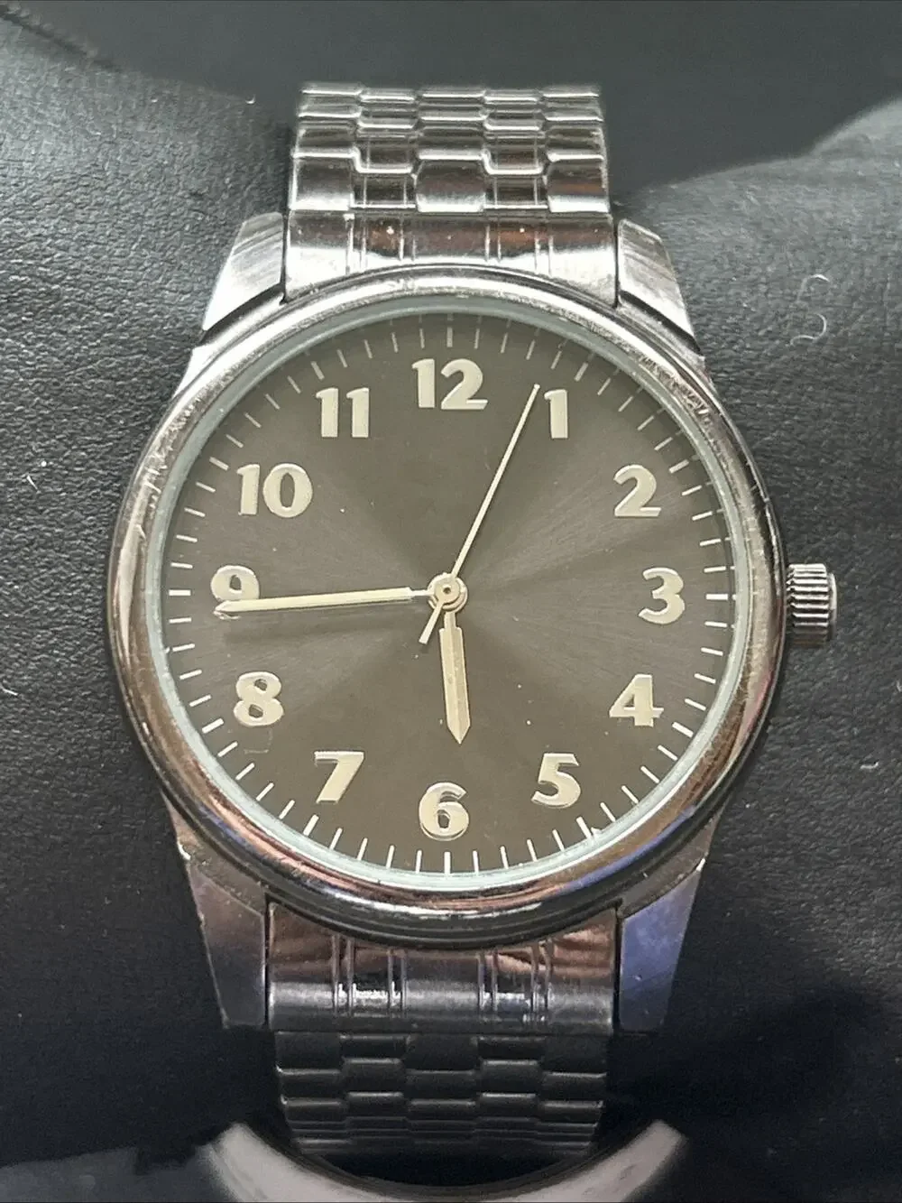 Dark Silver Tone Black Dial Men’s Stretch Band Quartz Watch